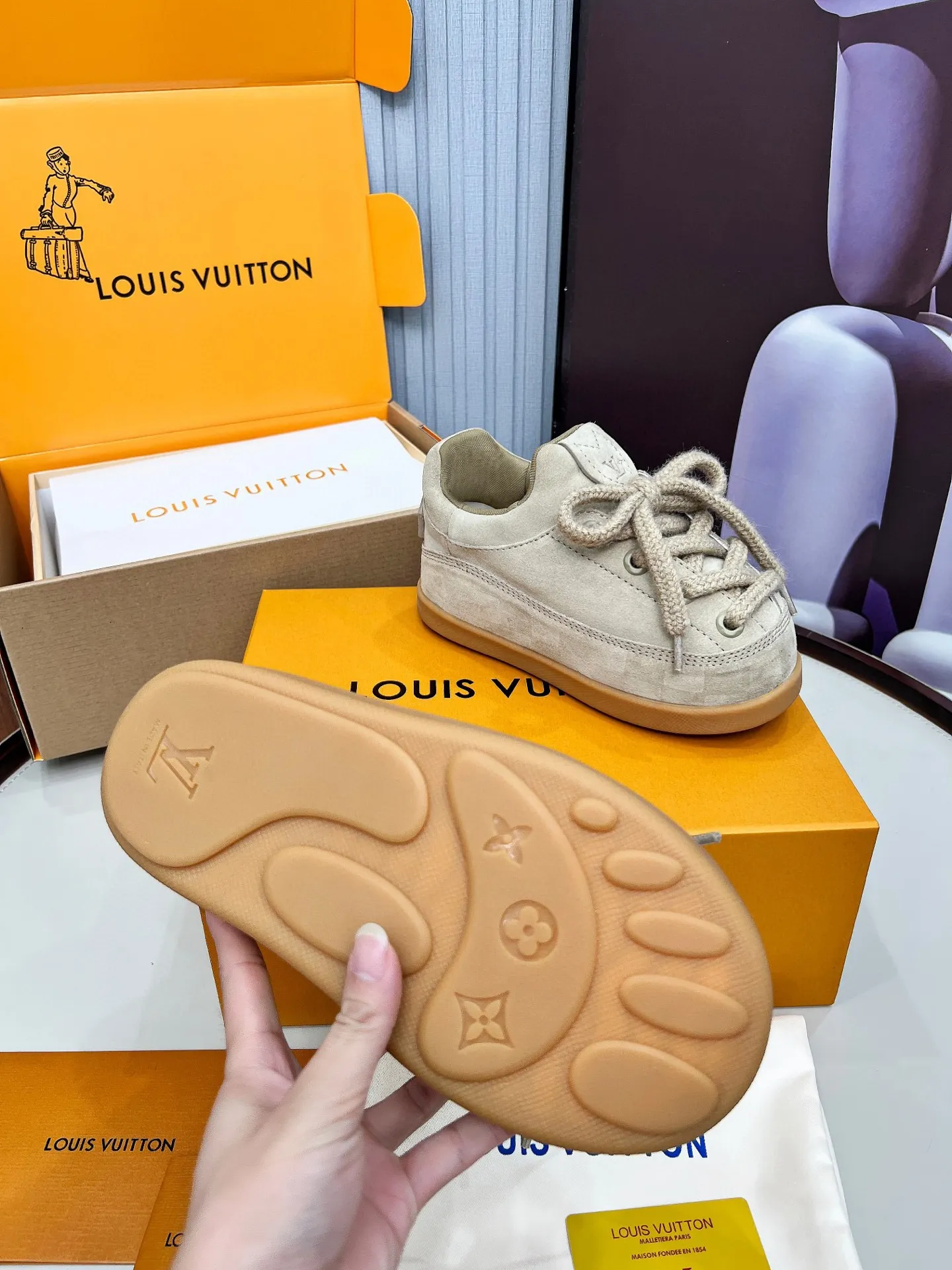 P660. Couple style 🔥 New model on the shelves 🔥 Louis Vuitton 25ss, LV co-branded nigo YETI Jigglypuff is ugly and cute, many Internet celebrities have put it on the show, a classic and versatile item. Fabric: imported cow suede. Lining: High-grade elastic mesh, original molded outsole. Size: women's clothing, 35-41 (customized for women's 41), men's clothing 39-46 (customized for 45-46)